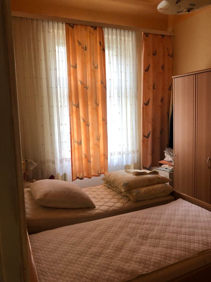 Schlafzimmer vor der Räumung – vollgestellt