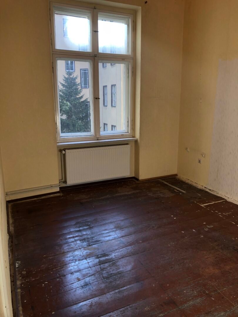 Schlafzimmer nach der Räumung – leer und ordentlich