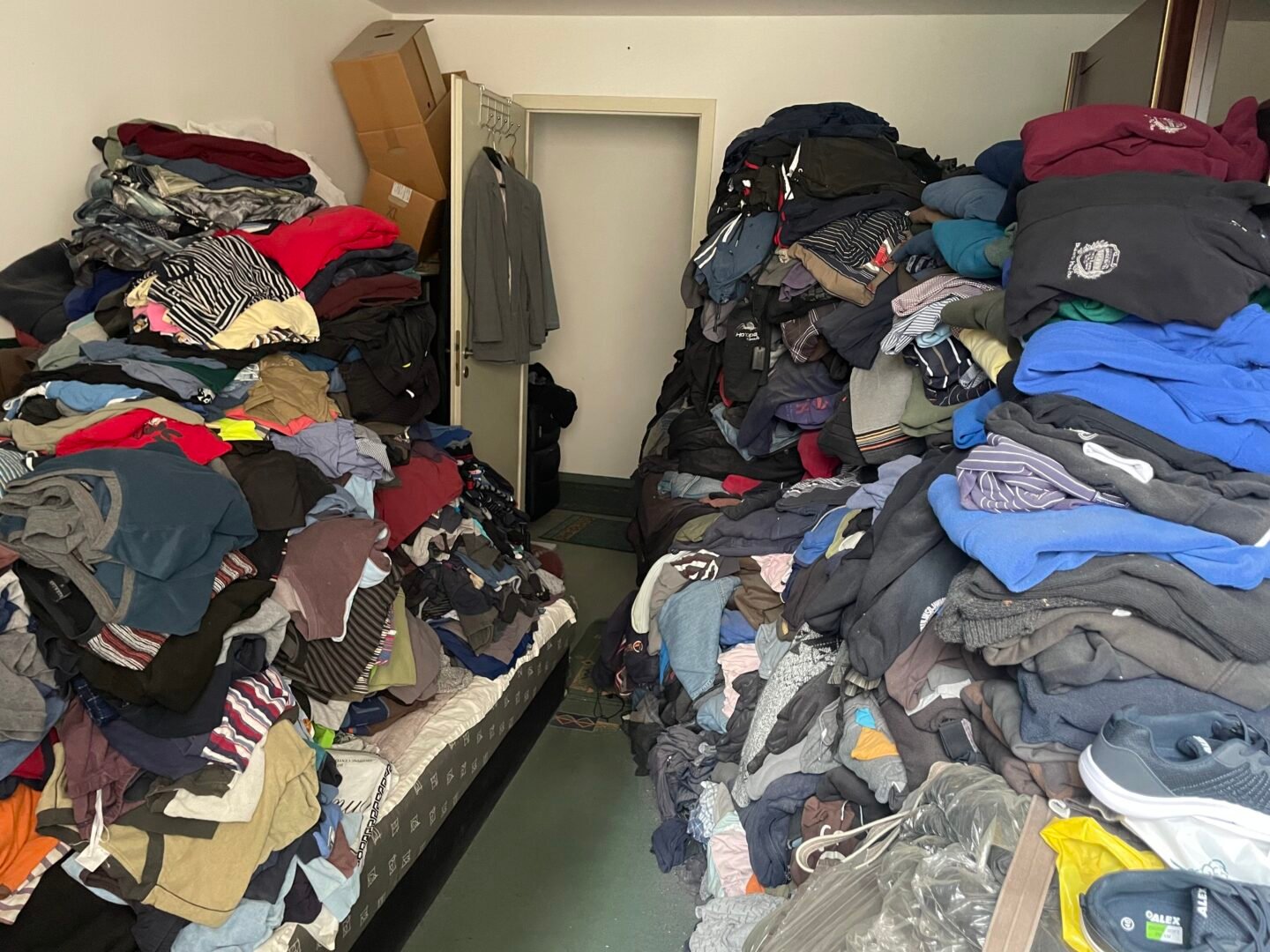 Messiewohnung Typ 2 – weiterer Blickwinkel desselben Raums