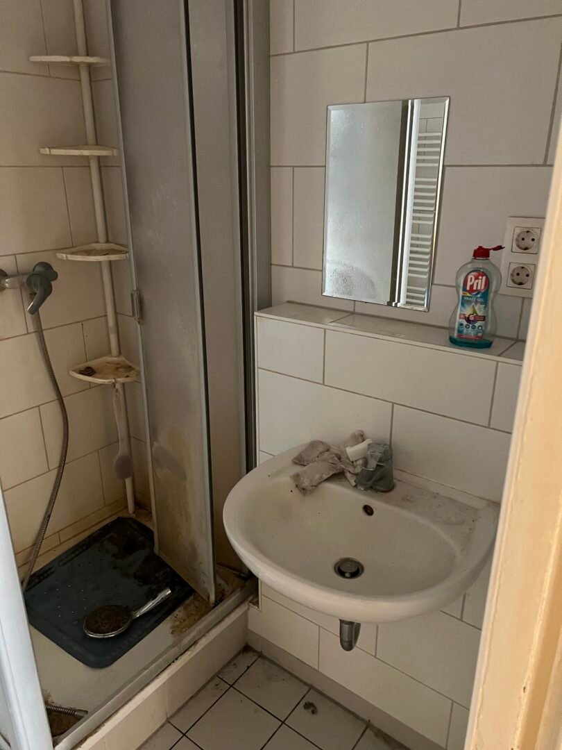 Bad vor der Reinigung – starke Verschmutzung