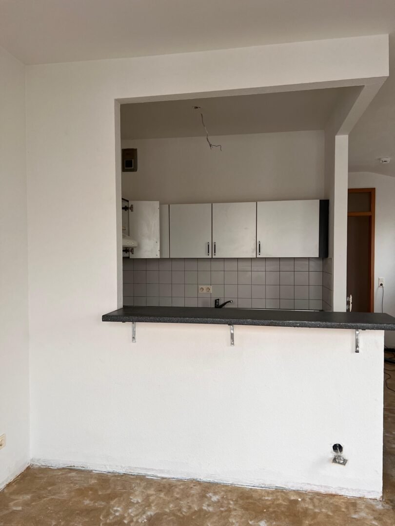 Küche nach dem Rückbau – leer und übergabefertig